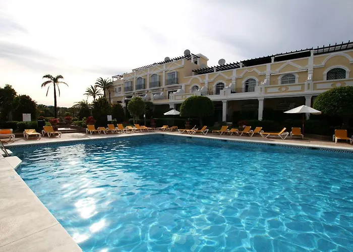 Spacious 2 Bed Duplex In Aloha Gardens Close To Puerto Banus *