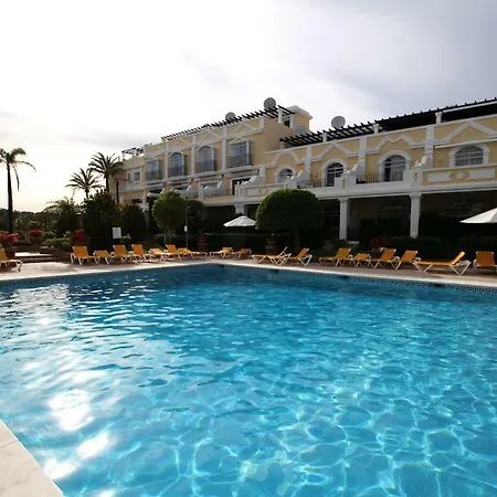 Spacious 2 Bed Duplex In Aloha Gardens Close To Puerto Banus *