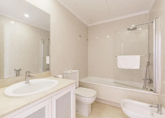 Spacious 2 Bed Duplex In Aloha Gardens Close To Puerto Banus *