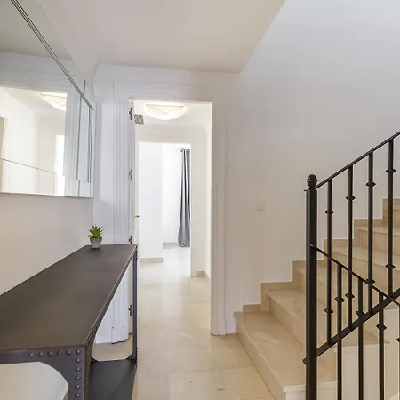 Spacious 2 Bed Duplex In Aloha Gardens Close To Puerto Banus